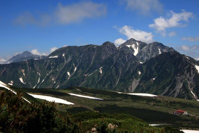 剱岳（左）と立山－鳶山から－手前に見えるのは五色ヶ原山荘