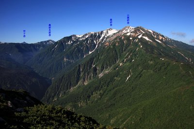 スゴ乗越付近から薬師岳を眺望しています