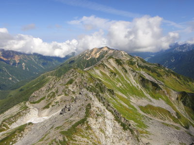 水晶岳から望む赤牛岳