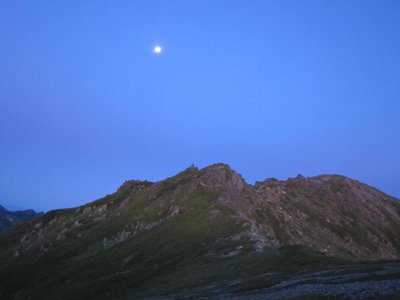 月明かりにうかぶ悪沢岳