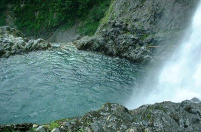 ● 泡立つ不動滝の釜、グーの心ヨン。不動の心でやろう。