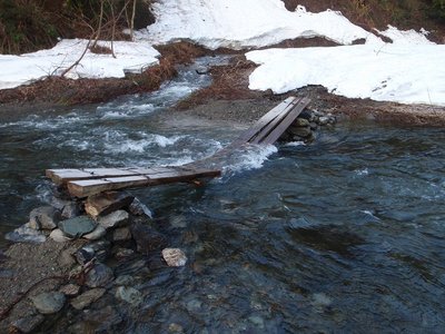 真ん中が折れた橋