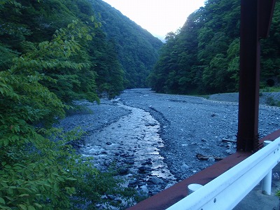 七釜橋からの小渋川は穏やかだが…