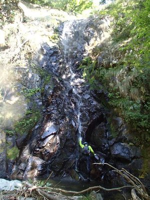 P8260306_640.jpg (89.66 KiB) 閲覧された回数 3689 回 登りに取り掛かる前に、組み立てたルートを検証しながら心を落ち着かせる。 (な~んて)