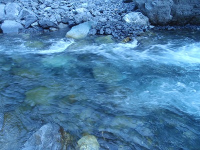小渋川の渡渉箇所のひとつ