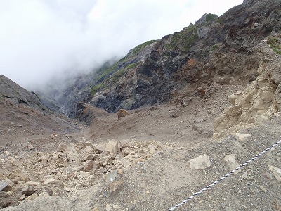 前岳から荒川崩壊地を覗く