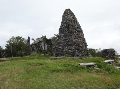綿向山頂；右側の低い石積みが展望図