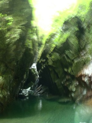 暗くって写真もボケる(＾＾；、極度に両岸迫る淵。