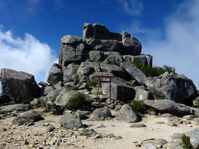 P1060835.JPG (279.78 KiB) 閲覧された回数 4126 回 金峰山山頂の五丈石