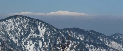 御前山、栗ヶ岳は黒っぽい霞の中、午後は白山もその中に・・・　　因みに前景は輝山