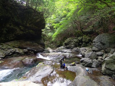 ほら貝ゴルジュ前の開けた岩のテラス。