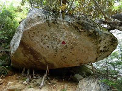 巨岩に突っ支い棒（おもしろい）