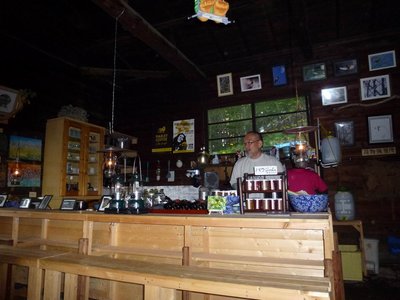 調理スペースで忙しく働く管理人さん