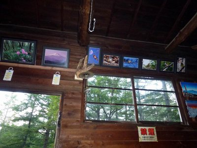 富士見平小屋の内部の風景（談話スペース）