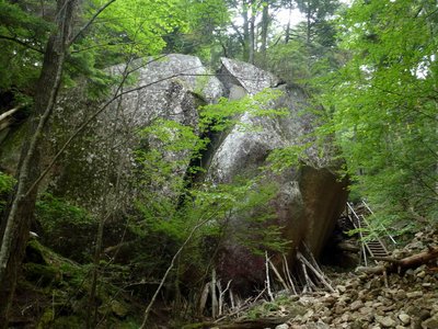 真っ二つに割れている「桃太郎岩」