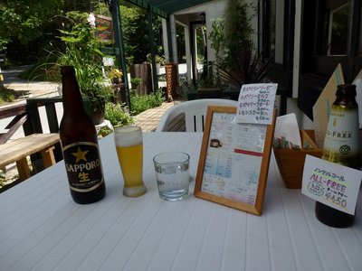 瑞牆山荘のカフェテラスでビール