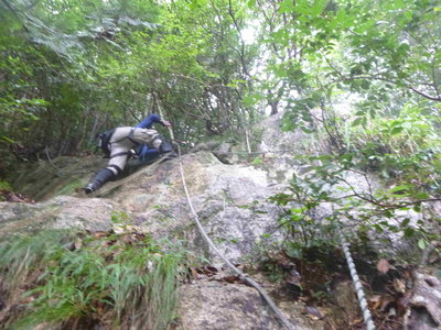 03滝を巻くO氏(1).JPG (738.71 KiB) 閲覧された回数 5960 回 滝を巻くO氏