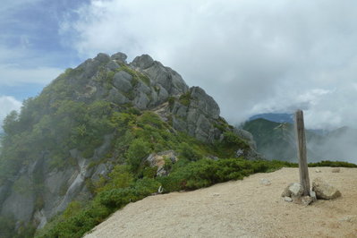 消えて読めない仙涯嶺の標柱