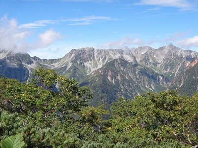 Ｐ2592～Ｐ2462のあたりから槍ヶ岳が顔を出し始めた。