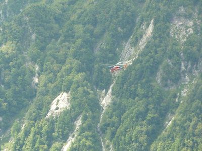 荷揚げヘリ飛来