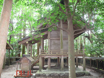 御杖神社本殿と山ノ神