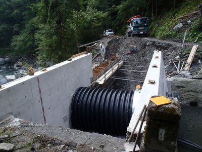 つづ田原橋は土石流を越流させる設計？