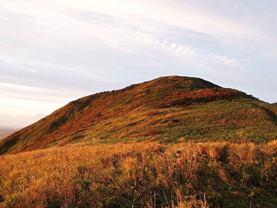 三ノ峰燃え出す.JPG (173.12 KiB) 閲覧された回数 3968 回 ●夕刻に草紅葉燃える、三ノ峰