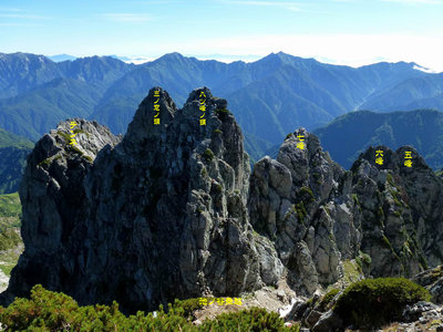 P1070556.JPG (439.3 KiB) 閲覧された回数 7874 回 チンネ、三ノ窓ノ頭、八ツ峰ノ頭(池ノ谷ノ頭から)