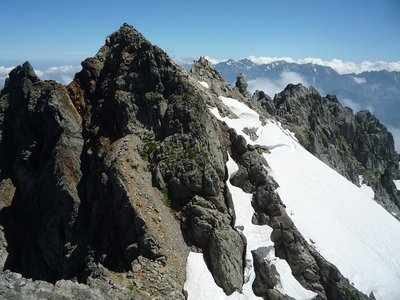 長次郎のコル（手前）と長次郎ノ頭　どこを巻く？