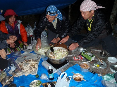 ヤミ鍋に群がる美女と野獣