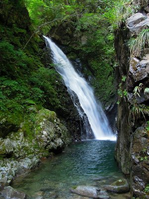 箱淵をもつ12m斜瀑