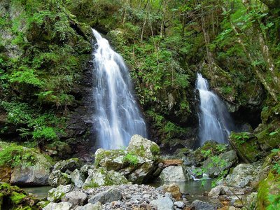 ワサビ谷出合の並んだ相似形の滝。