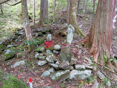 摂津林道の二体並んだ自然石のお地蔵さん。