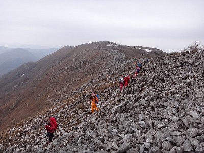 DSC01290.jpg (188.51 KiB) 閲覧された回数 8352 回 西南尾根を行く