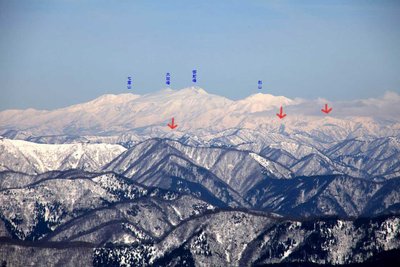 矢印の右から小白山、枇杷倉山、木無山。木無山名前のとおり何面は無木立の山です。