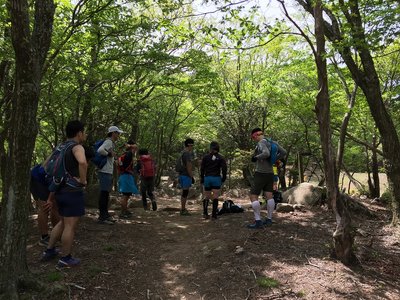 IMG_6147.jpg (477.3 KiB) 閲覧された回数 34109 回 羽鳥峰で出会ったトレランチーム。大きく抜いて行かれるが大休憩されるので、すぐにまた抜きかえす。ここは根の平峠。