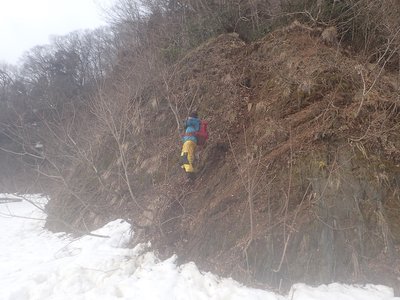 P2260255.JPG (464.14 KiB) 閲覧された回数 8839 回 途中の林道に出る急傾斜を下ります