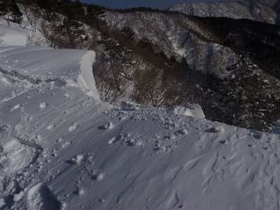 28164420_1637132256372582_4270587046406727230_o.jpg (42.85 KiB) 閲覧された回数 7590 回 雪庇崩壊現場