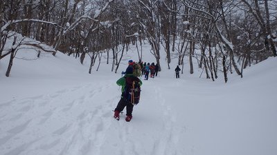 P1120774.jpg (127.72 KiB) 閲覧された回数 27449 回 スノーシューって背中に背負うもの?