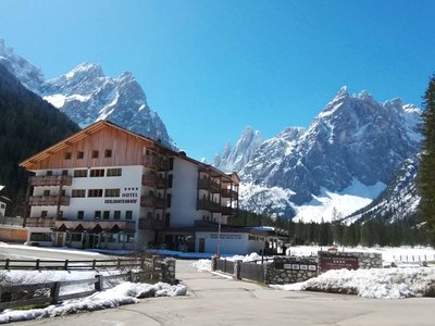 IMG_20190502_110100.jpg (368.29 KiB) 閲覧された回数 7503 回 この立派なホテルも休業中、背後はCima Undici