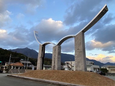 IMG_0373.JPG (1.29 MiB) 閲覧された回数 3727 回 飯高駅から局ヶ岳を望む