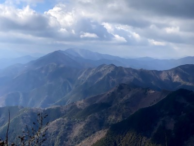 IMG_0338.JPG (1 MiB) 閲覧された回数 3726 回 三峰山と栗ノ木岳(手前)