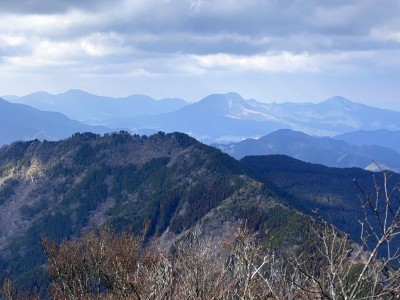 IMG_0339.JPG (1.8 MiB) 閲覧された回数 3726 回 学能堂山、倶留尊山、大洞山、尼ヶ岳が連なっていた