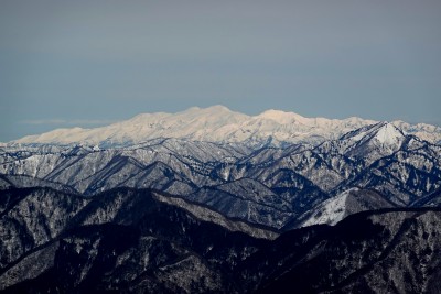 DSC02552.JPG (2.89 MiB) 閲覧された回数 3116 回 白山と別山、手前に屏風山