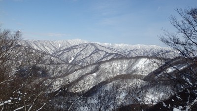 P2090495.jpg (384.65 KiB) 閲覧された回数 11620 回 上谷山など県境稜線かクッキリ