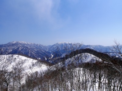 温見峠を挟んで、左に姥ヶ岳、右に能郷白山