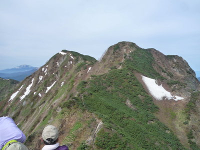 霞沢岳（左）とK2（右）