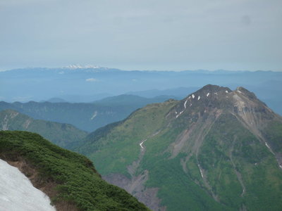 焼岳（右）と白山（左）