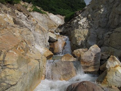 ゾロ谷出合の2ｍの滝は冷たくて手が出ない
